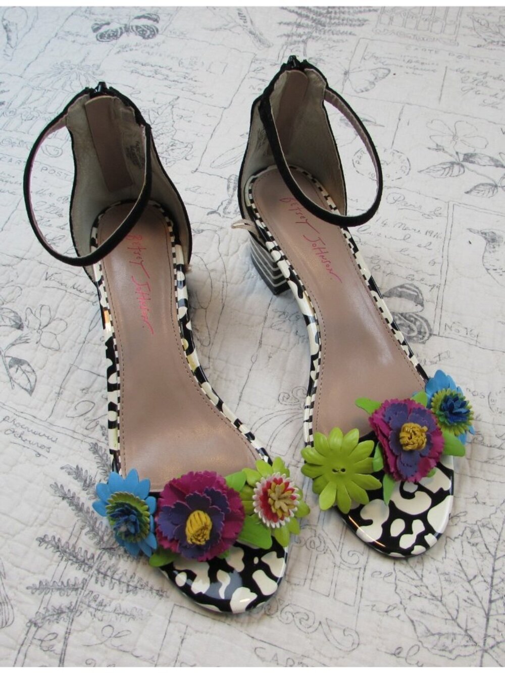 Vintage Open Toe High Heels by Betsey Johnson Black & White & 3D Flowers sz 9.5
